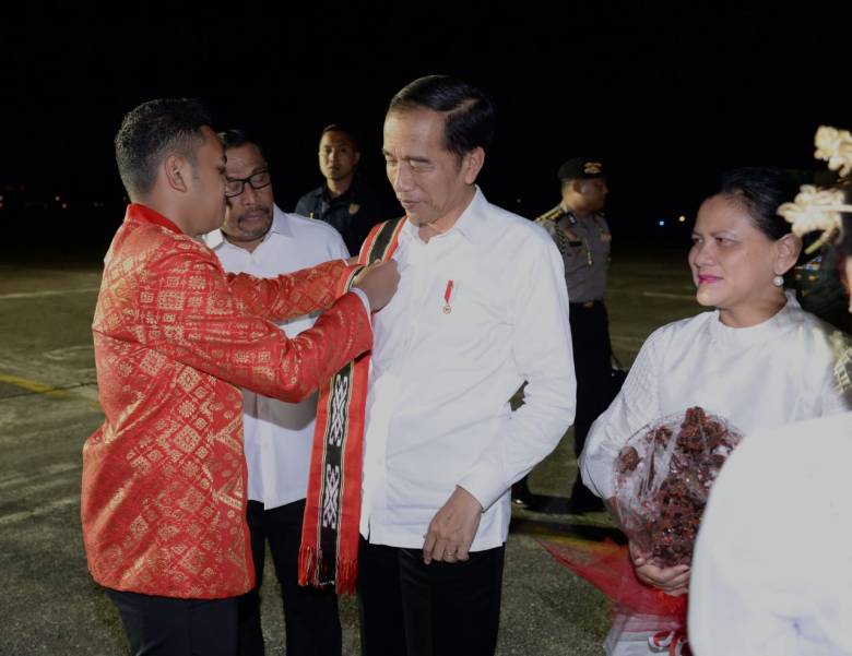 Presiden Jokowi dan Ibu Iriana Tiba di Ambon